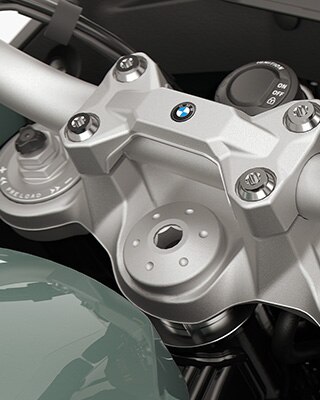 The adjustable fork of the F 900 GS Adventure from BMW Motorrad