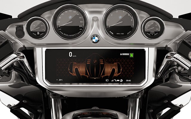 The cockpit boasts the analogue round instruments and the TFT display.