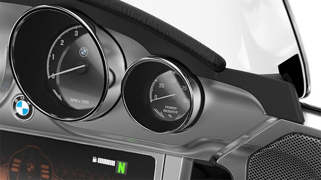 Power Reserve display as a traditional round instrument.